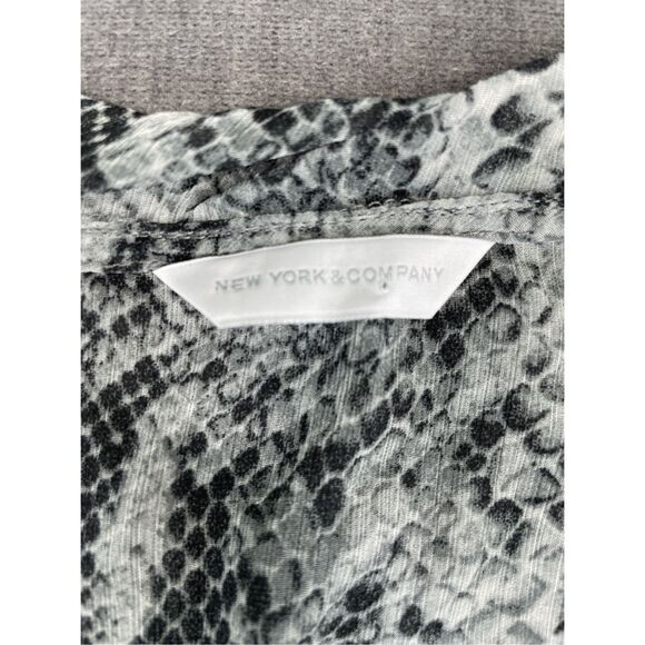 Sheer Snakeskin Print Sleeveless Blouse New York & Company Women L Gray Black - Picture 4 of 9